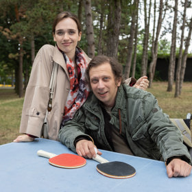 Nekonečný seriál Ulice sleduje dramatické osudy několika rodin žijících v sousedství
