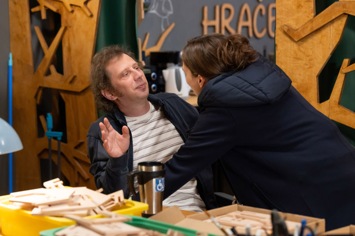 Nekonečný seriál Ulice sleduje dramatické osudy několika rodin žijících v sousedství
