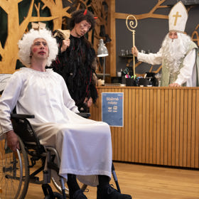 Nekonečný seriál Ulice sleduje dramatické osudy několika rodin žijících v sousedství
