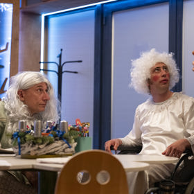 Nekonečný seriál Ulice sleduje dramatické osudy několika rodin žijících v sousedství
