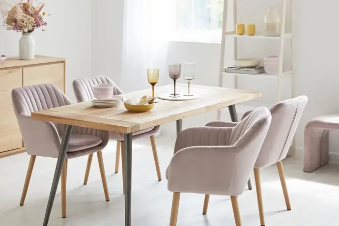 Přestože výrazné trendy existují, pro většinu domácností je stále zásadní, aby barva nepůsobila rušivě a neubírala prostoru světlo.
