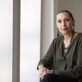 Paní Anna byla na svou dceru sama. Celý život počítala doslova každou korunu a nevěděla, co to je mít na účtu několik tisíc navíc. V penzi si přivydělávala, ale když to nešlo, musela zůstat doma.
