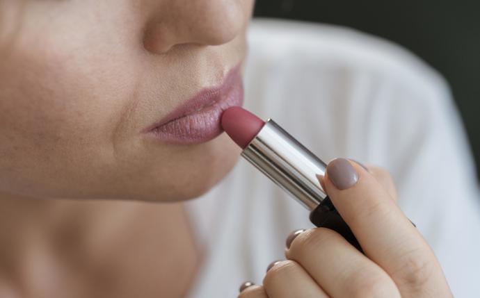 Letošní zimu jsou trendy jemné odstíny v tónech broskví, skořice nebo karamelu. Tmavé odstíny rtěnek rty zbytečně opticky zužují. 

