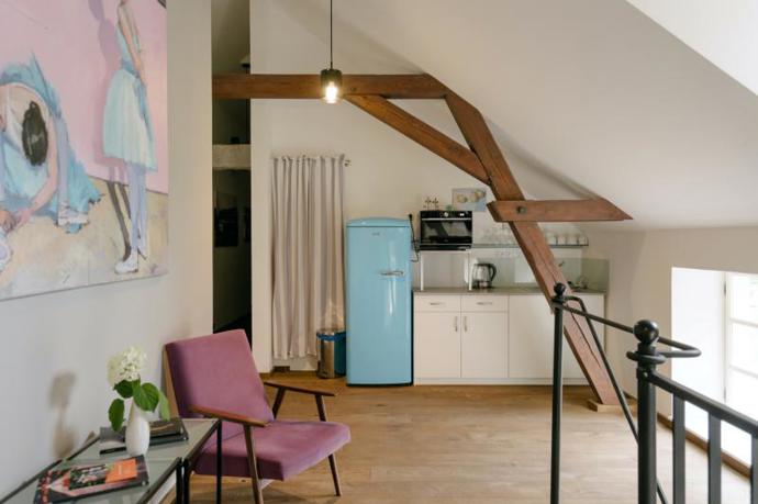 Přestože nabízí veškerý komfort od plně vybavené kuchyně, WiFi připojení až po moderní koupelnu, má i něco navíc. Je to autentičnost, klid a možnost přiblížit se trochu přírodě i k sobě samotnému. 
