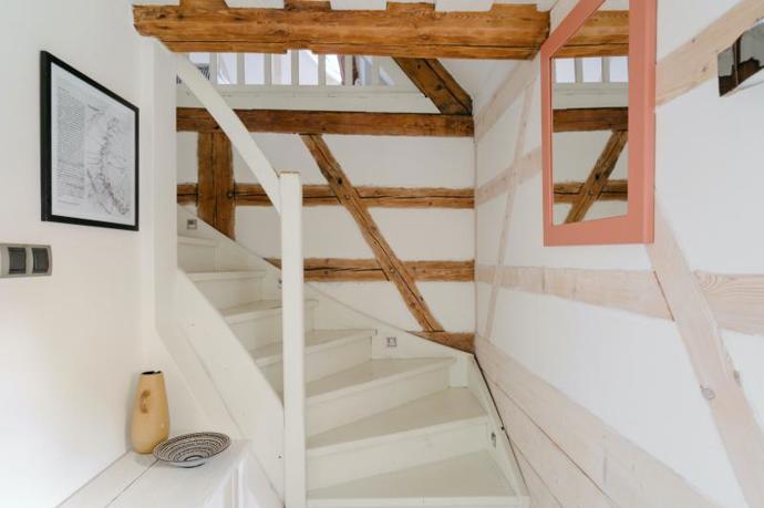 V interiéru se mísí originální prvky, kachlová kamna, původní dřevěné trámy, autentická dvířka i kamenná dlažba s moderním vybavením a designovým nábytkem. 

