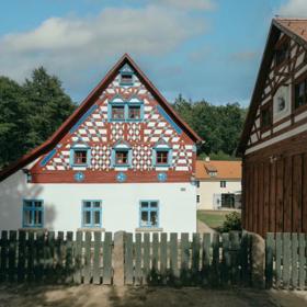 V malebné vesničce Salajna na západě Čech, obklopené lesy a tichým potůčkem, stojí statek, který dostal nový smysl. 
