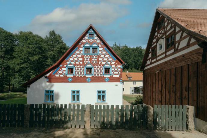 V malebné vesničce Salajna na západě Čech, obklopené lesy a tichým potůčkem, stojí statek, který dostal nový smysl. 
