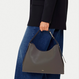 Střední kabelka Furla, 5 940 Kč (původně 11 410 Kč), prodává Eobuv
Střední kabelka Furla, 5 940 Kč (původně 11 410 Kč), prodává Eobuv