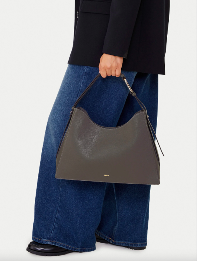 Střední kabelka Furla, 5 940 Kč (původně 11 410 Kč), prodává Eobuv
Střední kabelka Furla, 5 940 Kč (původně 11 410 Kč), prodává Eobuv