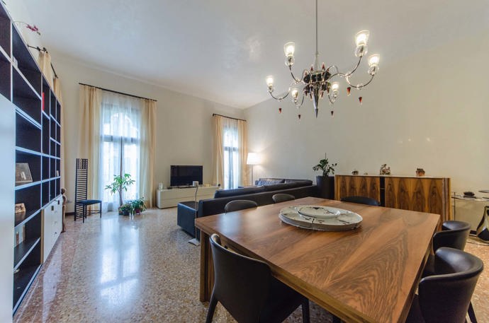 Podlahy kombinují typické materiály jako benátský umělý kámen a dřevěné parkety, což dodává bytům jak svěžest, tak i elegantní dotek tradiční místní estetiky. 

