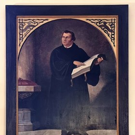 Dnešní světýlka a ozdoby jsou vzdáleným ozvěnou jedné zimní legendy. Ať už je pravdivá, nebo ne, Luther v ní zanechal stopu.
