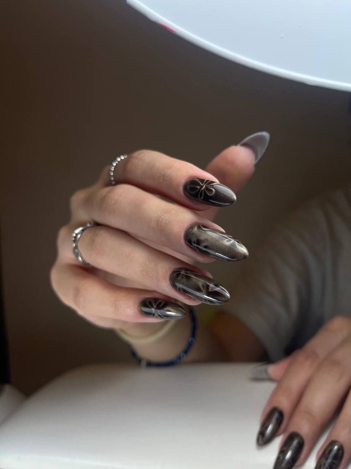 Zmiňovaná technika cat-eye vynikne na tmavších odstínech
Zmiňovaná technika cat-eye vynikne na tmavších odstínech