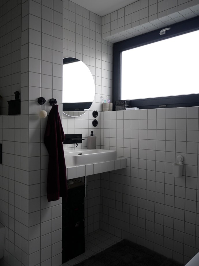 Inspirují se funkcionalismem, bauhausem i estetikou mid-century modern, ale vždy zůstávají věrní československému rukopisu osmdesátých let. Dřevo, kov, sklo, materiály, které dům už dávno znal, jen dostaly novou energii.
