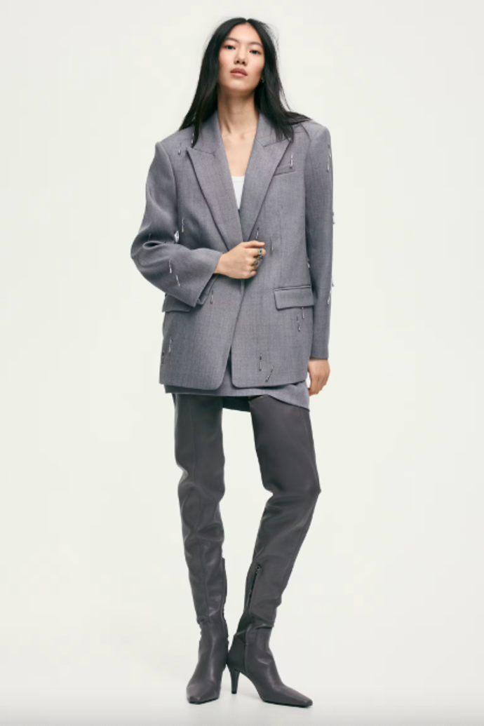 Sako se štrasovými aplikacemi H&M, 3 699 Kč
Sako se štrasovými aplikacemi H&M, 3 699 Kč