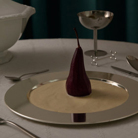 Hitem je styl Modern Glamour, který propojuje ušlechtilé materiály s minimalistickým designem a vytváří oslavu, která je luxusní, ale zároveň intimní a lidská.
