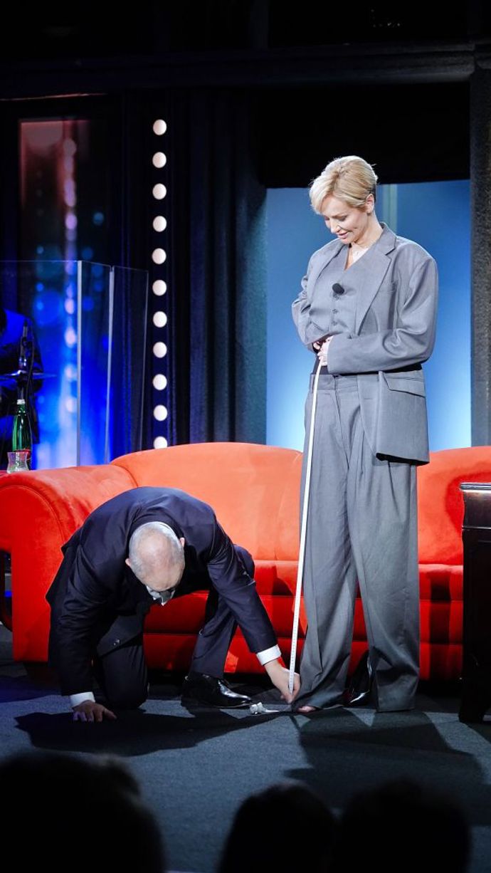 Jan Kraus přeměřoval Adrianě nohy ve své show
