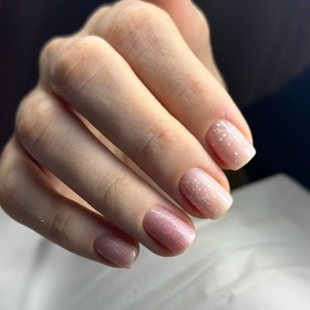 Jemný, vkusný nailart si představujeme přesně takhle!
