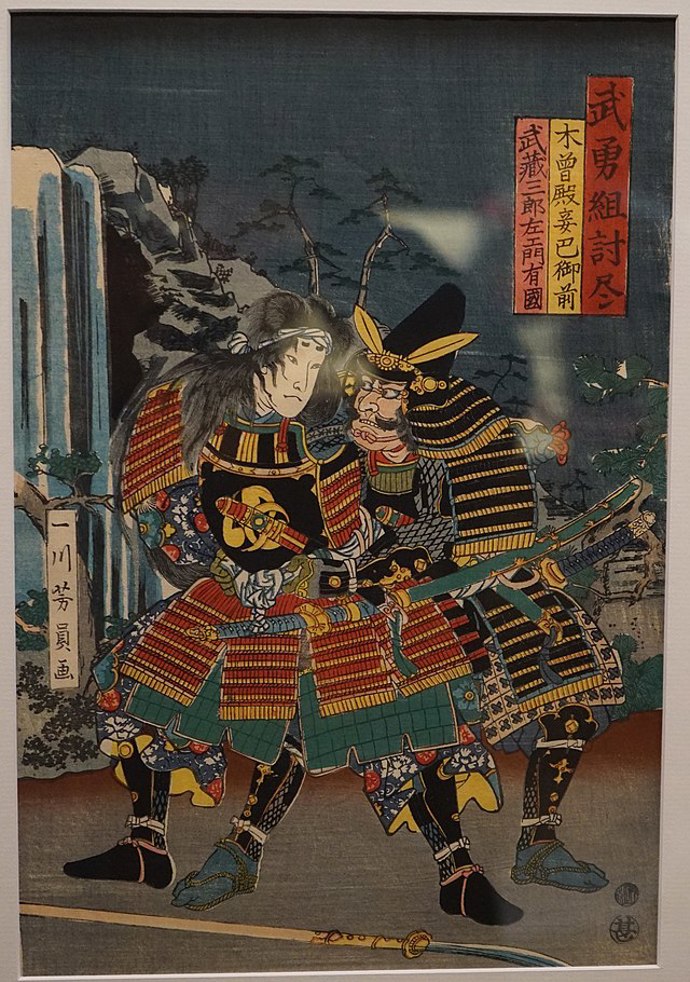 Tradiční japonské brnění mělo symbolický i praktický význam. Tomoe nosila emblém „tomoe“, podle něhož získala jméno. Její vzhled prý spojoval krásu dvorské dámy a sílu zkušeného válečníka.
