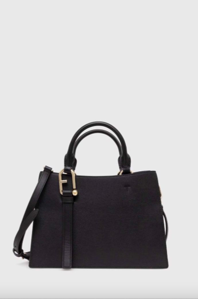 Malá kabelka Furla, 6 899 Kč (původně 12 990 Kč), prodává Answear
Malá kabelka Furla, 6 899 Kč (původně 12 990 Kč), prodává Answear