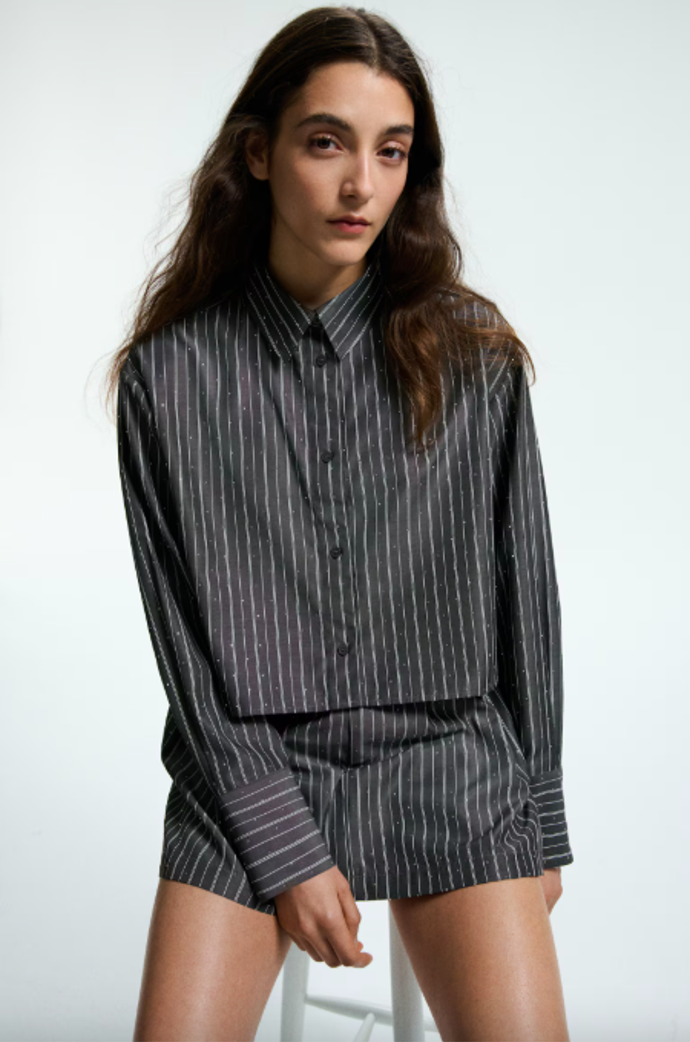Krátká košile s kamínky H&M, 739 Kč
Krátká košile s kamínky H&M, 739 Kč