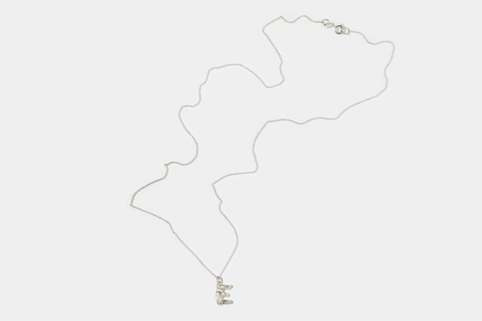Písmeno na tenkém stříbrném řetízku Lhotska Jewellery, 2 600 Kč
Písmeno na tenkém stříbrném řetízku Lhotska Jewellery, 2 600 Kč