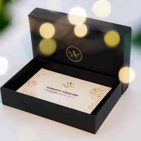 Voucher do Ananda Spa

V ajurvédském centru v Praze naleznete komplexní služby v péči o své tělo i duši. Ať už bojujete se stresem, bolestí zad, nadváhou, nebo prostě si jen potřebujete odpočinout a nabrat sil na další dny, je Ananda Spa ta pravá oáza. V centru si můžete i rezervovat soukromou saunu, masáže nebo léčebné kúry. Dárkové vouchery mohou být skvělou volbou pro vás i vaše blízké. „Naši klienti často přicházejí s únavou, kterou běžná medicína neumí pojmenovat. Ájurvéda se dívá na člověka jako celek. Když pochopíme, co naše tělo skutečně potřebuje a co nám často signalizuje i prostřednictvím nemoci – nutnost upravit nepřínosné návyky a postoje, stravu, dopřát si víc tepla, klidu, nebo pohybu – pak začíná skutečná změna,“ říká Daniela Fuxová, zakladatelka centra Ananda Spa.
