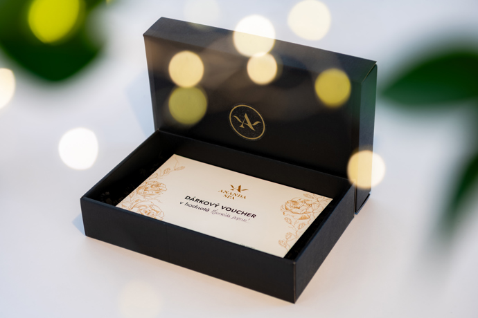 Voucher do Ananda Spa

V ajurvédském centru v Praze naleznete komplexní služby v péči o své tělo i duši. Ať už bojujete se stresem, bolestí zad, nadváhou, nebo prostě si jen potřebujete odpočinout a nabrat sil na další dny, je Ananda Spa ta pravá oáza. V centru si můžete i rezervovat soukromou saunu, masáže nebo léčebné kúry. Dárkové vouchery mohou být skvělou volbou pro vás i vaše blízké. „Naši klienti často přicházejí s únavou, kterou běžná medicína neumí pojmenovat. Ájurvéda se dívá na člověka jako celek. Když pochopíme, co naše tělo skutečně potřebuje a co nám často signalizuje i prostřednictvím nemoci – nutnost upravit nepřínosné návyky a postoje, stravu, dopřát si víc tepla, klidu, nebo pohybu – pak začíná skutečná změna,“ říká Daniela Fuxová, zakladatelka centra Ananda Spa.
