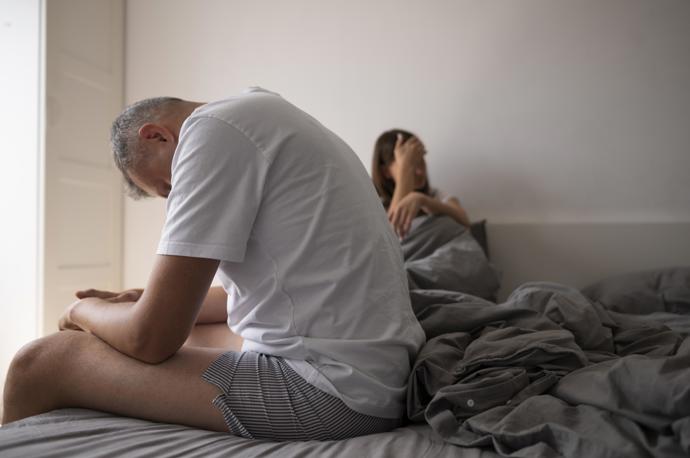Manžel se začal stranit intimností a paní Alexandra neví, co se děje. Když se o tom snaží citlivě mluvit, partner odmítá. Žádné doteky, polibky, objetí a intimností. A paní Alexandra trpí.
Manžel se začal stranit intimností a paní Alexandra neví, co se děje. Když se o tom snaží citlivě mluvit, partner odmítá. Žádné doteky, polibky, objetí a intimností. A paní Alexandra trpí.