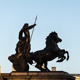 Po smrti manžela se z královny stala terč římské brutality. Bičování a útok na její dcery proměnily loajalitu v nenávist.
