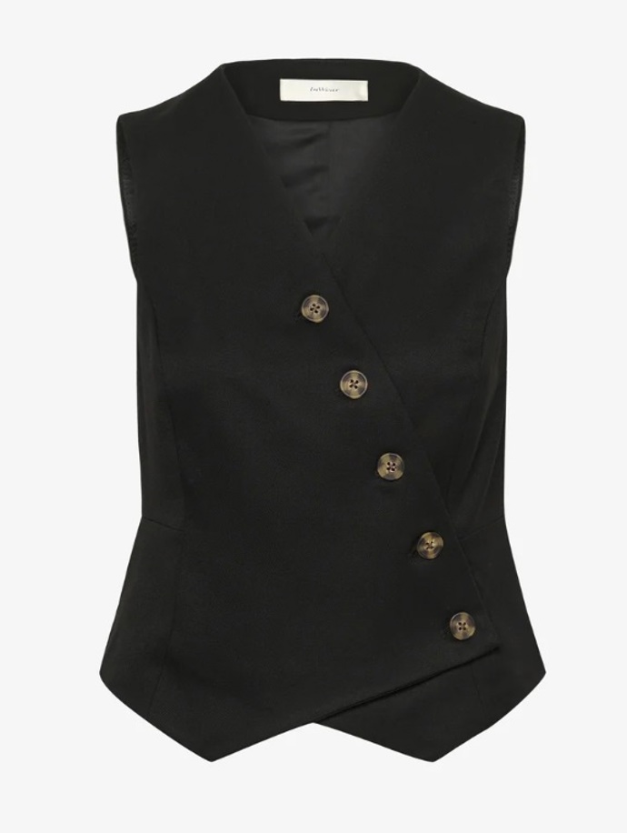 Vesta se šikmými knoflíky, InWear, 1 840 Kč
