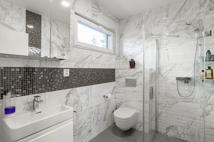 Dům vznikl v roce 2018 jako individuální projekt s dispozicí 6+kk a zastavěnou plochou 131,61 m². Nabízí užitnou plochu 185,55 m², kterou odborníci z firmy Atrium navrhli tak, aby žádný metr nepřišel nazmar. 
