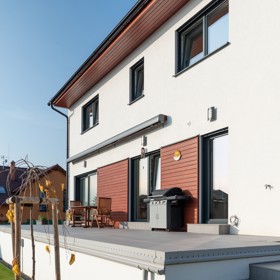 Výsledkem je moderní dřevostavba, která v sobě spojuje čistotu současné architektury, funkčnost i respekt k zásadám feng-šuej.
