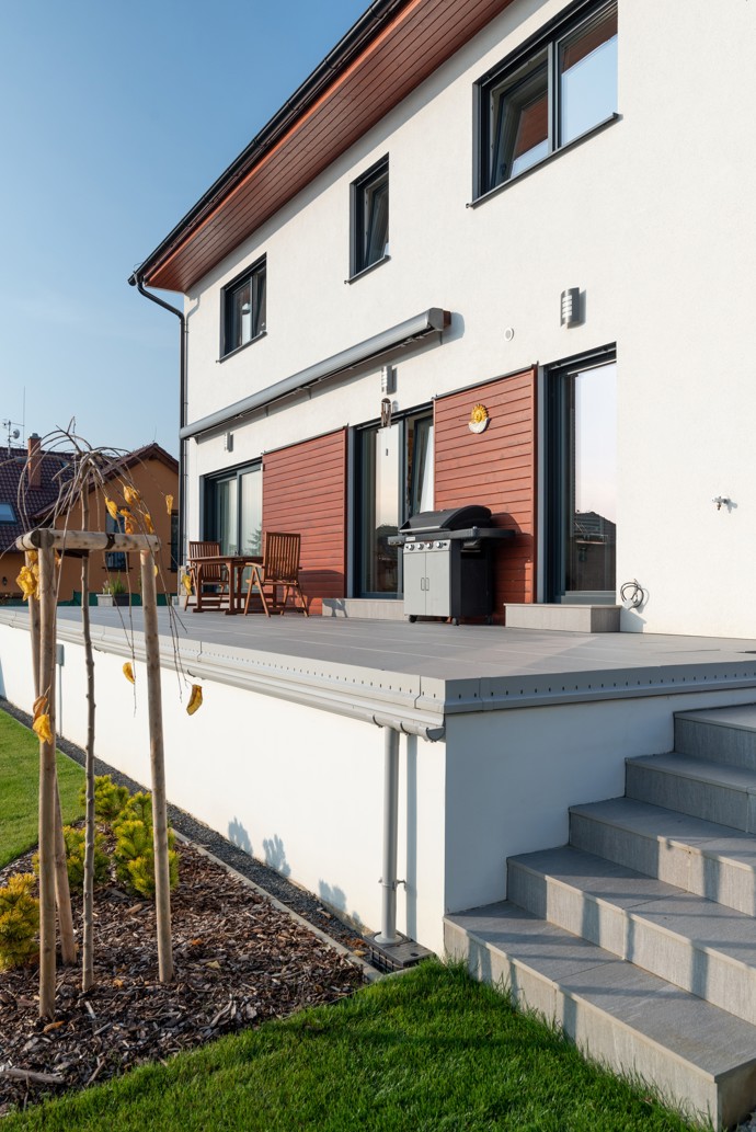 Výsledkem je moderní dřevostavba, která v sobě spojuje čistotu současné architektury, funkčnost i respekt k zásadám feng-šuej.
