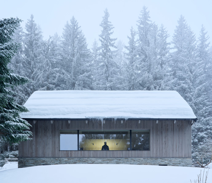 Projekt horské chalupy Na Kukačkách ze studia edit! architects dokazuje, že i v chráněné horské krajině lze spojit respekt k historii s odvahou moderního myšlení. 
