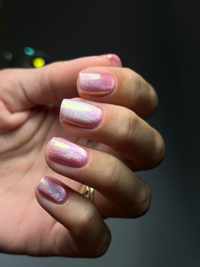 Efekt cat-eye vypadá skvěle i v růžové variantě
Efekt cat-eye vypadá skvěle i v růžové variantě