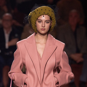 Fendi vytvořil nádherné pudrově růžové kabáty
Fendi vytvořil nádherné pudrově růžové kabáty
