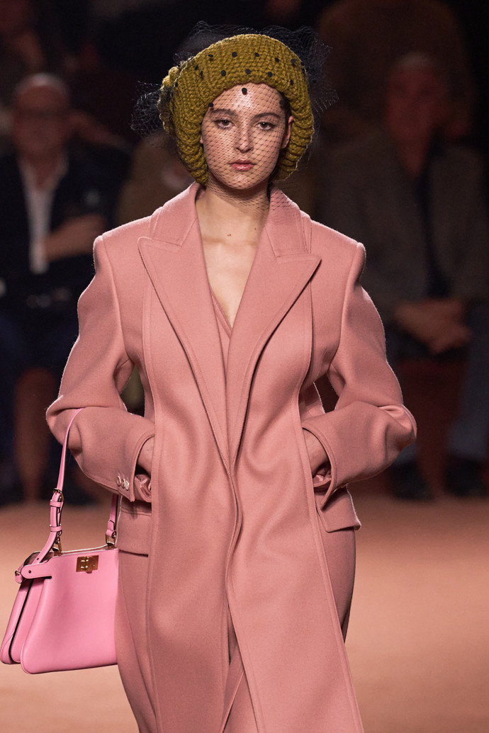 Fendi vytvořil nádherné pudrově růžové kabáty
Fendi vytvořil nádherné pudrově růžové kabáty