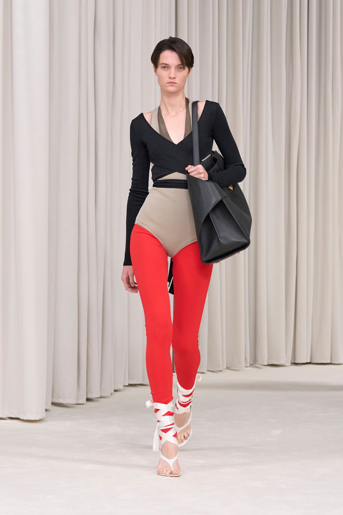 Ostře rudý akcent v baletním outfitu od Ferragamo
Ostře rudý akcent v baletním outfitu od Ferragamo