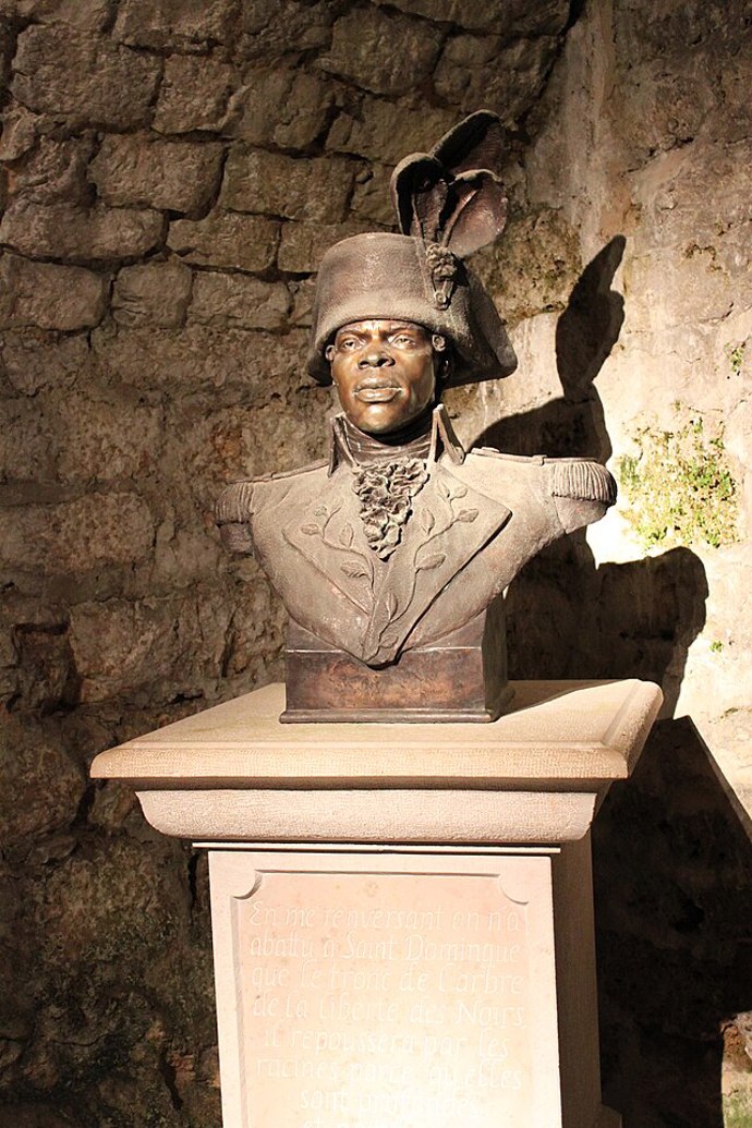 V této drsné alpské pevnosti strávil Toussaint Louverture poslední měsíce svého života. Nápis na podstavci připomíná jeho prorocká slova o tom, že kořeny svobody nikdy nepůjde vyhladit.
