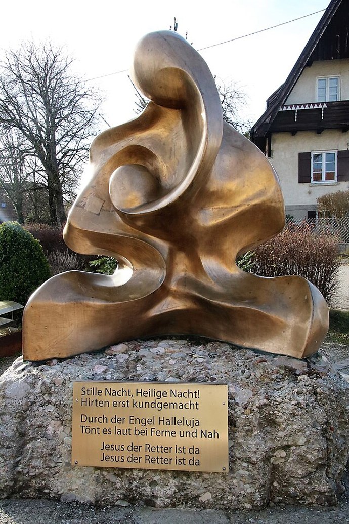 Muzeum v Oberndorfu připomíná místo, kde zazněla Tichá noc poprvé. Návštěvníci mohou obdivovat autentické varhany a historické noty.
Muzeum v Oberndorfu připomíná místo, kde zazněla Tichá noc poprvé. Návštěvníci mohou obdivovat autentické varhany a historické noty.