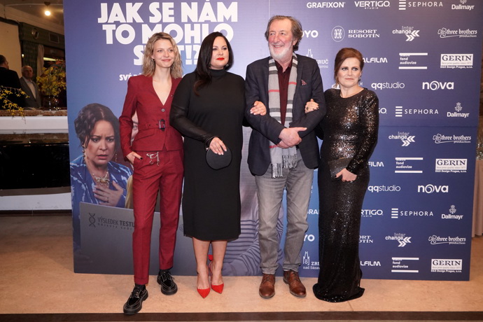 Herečka ukazuje, že nemusíte ladit kabelku a boty, efektnější je párovat tóny obuvi a rtěnky
Herečka ukazuje, že nemusíte ladit kabelku a boty, efektnější je párovat tóny obuvi a rtěnky