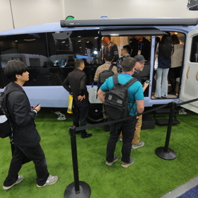 Každý rok začátkem ledna směřuje pozornost miliónů lidí k Las Vegas, kde probíhá CES, největší světový veletrh spotřební elektroniky. Letos probíhá od 6. do 9. ledna 2026.
Každý rok začátkem ledna směřuje pozornost miliónů lidí k Las Vegas, kde probíhá CES, největší světový veletrh spotřební elektroniky. Letos probíhá od 6. do 9. ledna 2026.