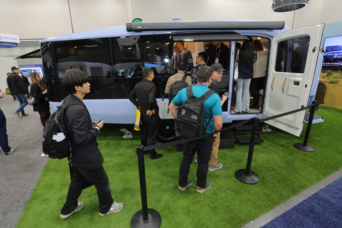 Každý rok začátkem ledna směřuje pozornost miliónů lidí k Las Vegas, kde probíhá CES, největší světový veletrh spotřební elektroniky. Letos probíhá od 6. do 9. ledna 2026.
