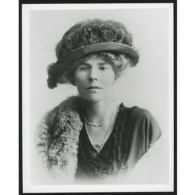 Gertrude Bell byla fascinující anglická dobrodružka, archeoložka a diplomatička, která se odvážila vstoupit do mužského světa politiky a vědy. Byla nejen objevitelkou, ale i klíčovou postavou při formování moderního Blízkého východu.
