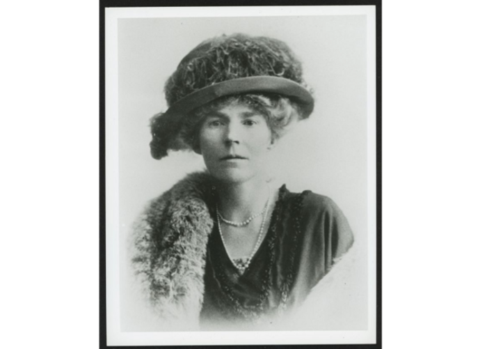 Gertrude Bell byla fascinující anglická dobrodružka, archeoložka a diplomatička, která se odvážila vstoupit do mužského světa politiky a vědy. Byla nejen objevitelkou, ale i klíčovou postavou při formování moderního Blízkého východu.
