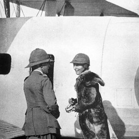 Na této fotografii je Gertrude Bell s Fattah, jejím věrným sluhou, který ji provázel na mnohých výpravách po Anatolii. Byli to společníci, kteří čelili výzvám Blízkého východu, kdy Gertrude fascinovala místní kmeny svou znalostí historie a jazyka.
