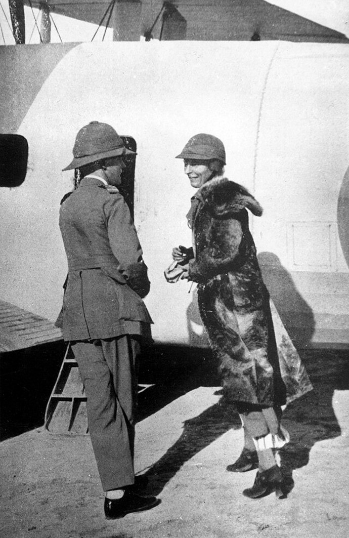 Na této fotografii je Gertrude Bell s Fattah, jejím věrným sluhou, který ji provázel na mnohých výpravách po Anatolii. Byli to společníci, kteří čelili výzvám Blízkého východu, kdy Gertrude fascinovala místní kmeny svou znalostí historie a jazyka.
