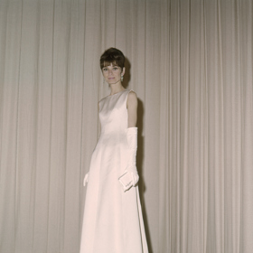 Audrey Hepburn v bílých šatech 
