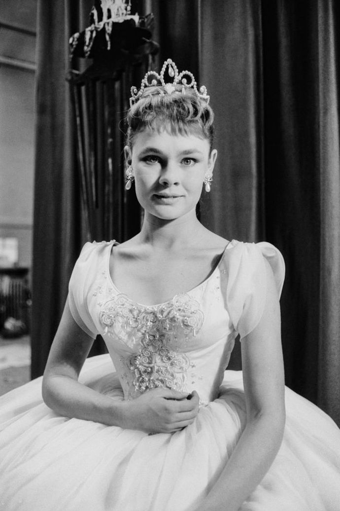 Judi Dench v roce 1957 na zkoušce kostýmů do představení Hamlet, kde ztvárnila roli Ofélie.
