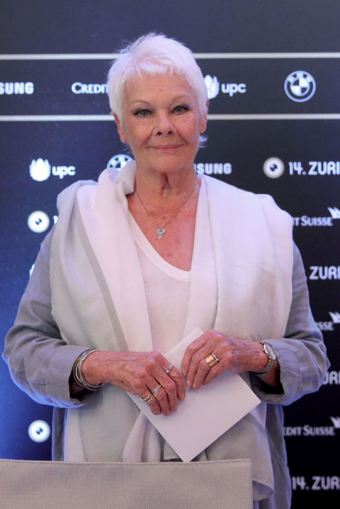 Judi Dench na filmovém festivalu v Curychu v roce 2018 při uvedení filmu Příběh špionky, ve kterém si zahrála i česká herečka Tereza Srbová.
